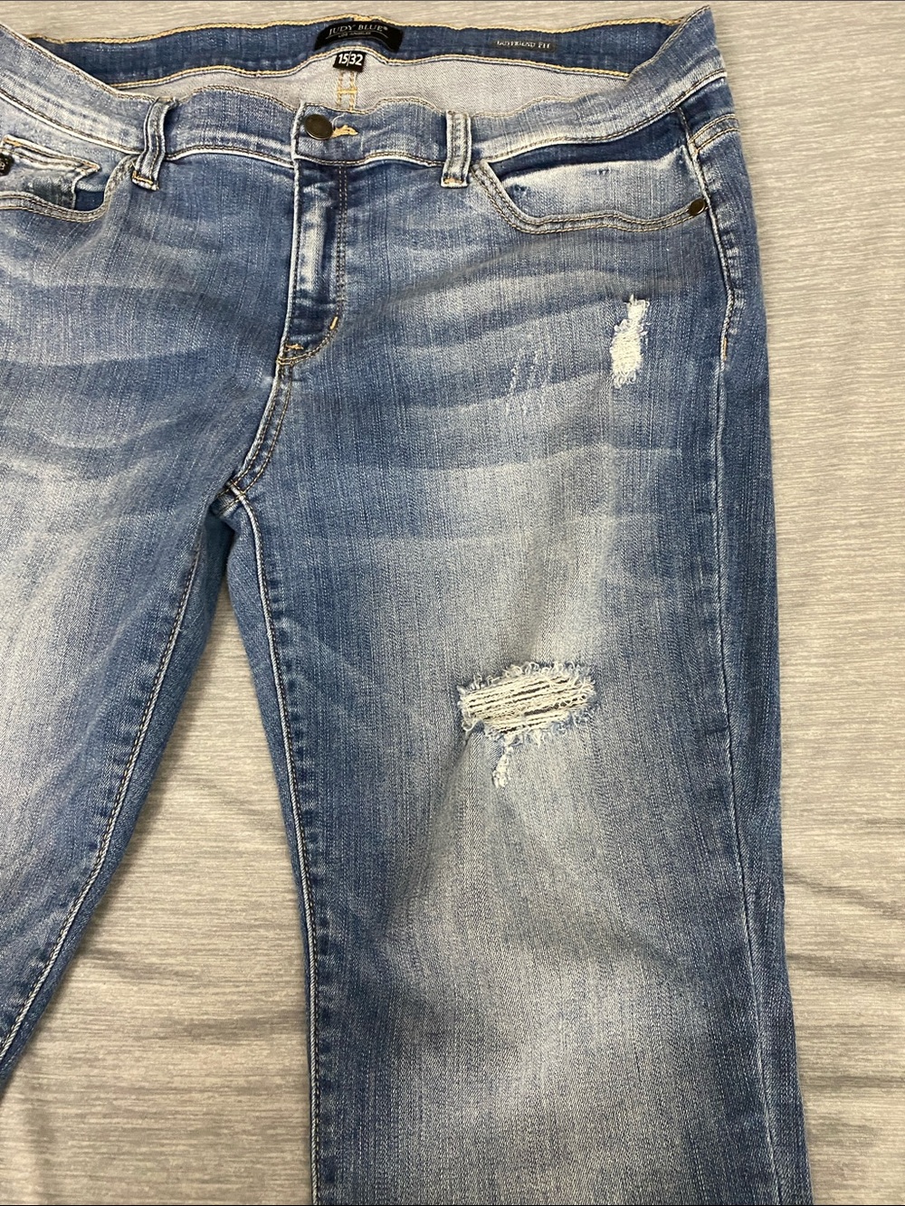 Judy Blue JB8275MD Boyfriend Straight-Leg Distressed Light Blue Jeans 15/32 - Picture 11 of 13